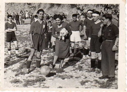 Junio de 1951.- Magdalena Herrera hace el saque de honor. Fuente: "Fotos para el Recuerdo" grupo local en Facebook de fotos antiguas de Cabra del Santo Cristo.
